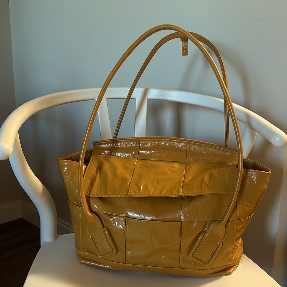 BOTTEGA VENETA Paper Calfskin Maxi Intrecciato Medium Arco Slouch Yellow